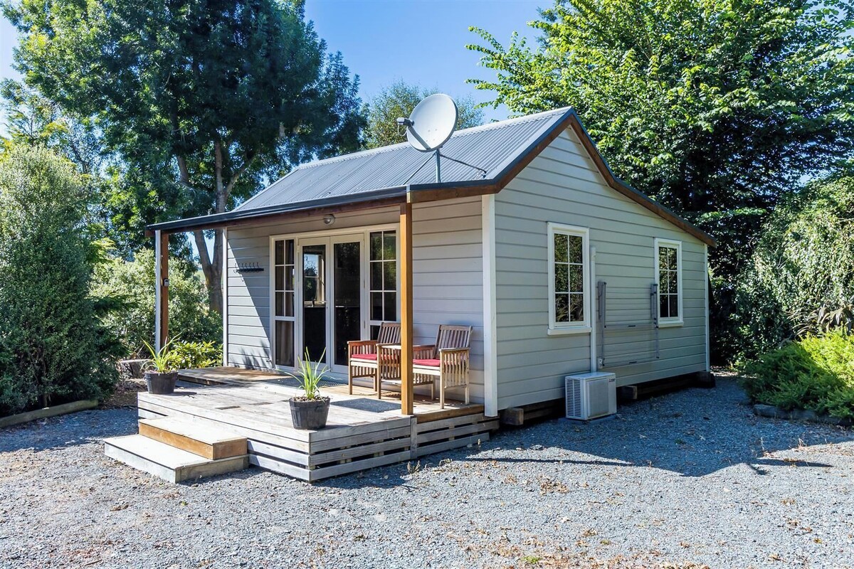 Copper John's single-storey cottage with covered porch in Middle Valley